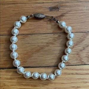 Elegant Vintage Pearl Bracelet